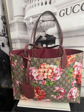 Gucci Tote
GG Supreme & Blooms Print
Dual Shoulder Straps
Leather reversible
